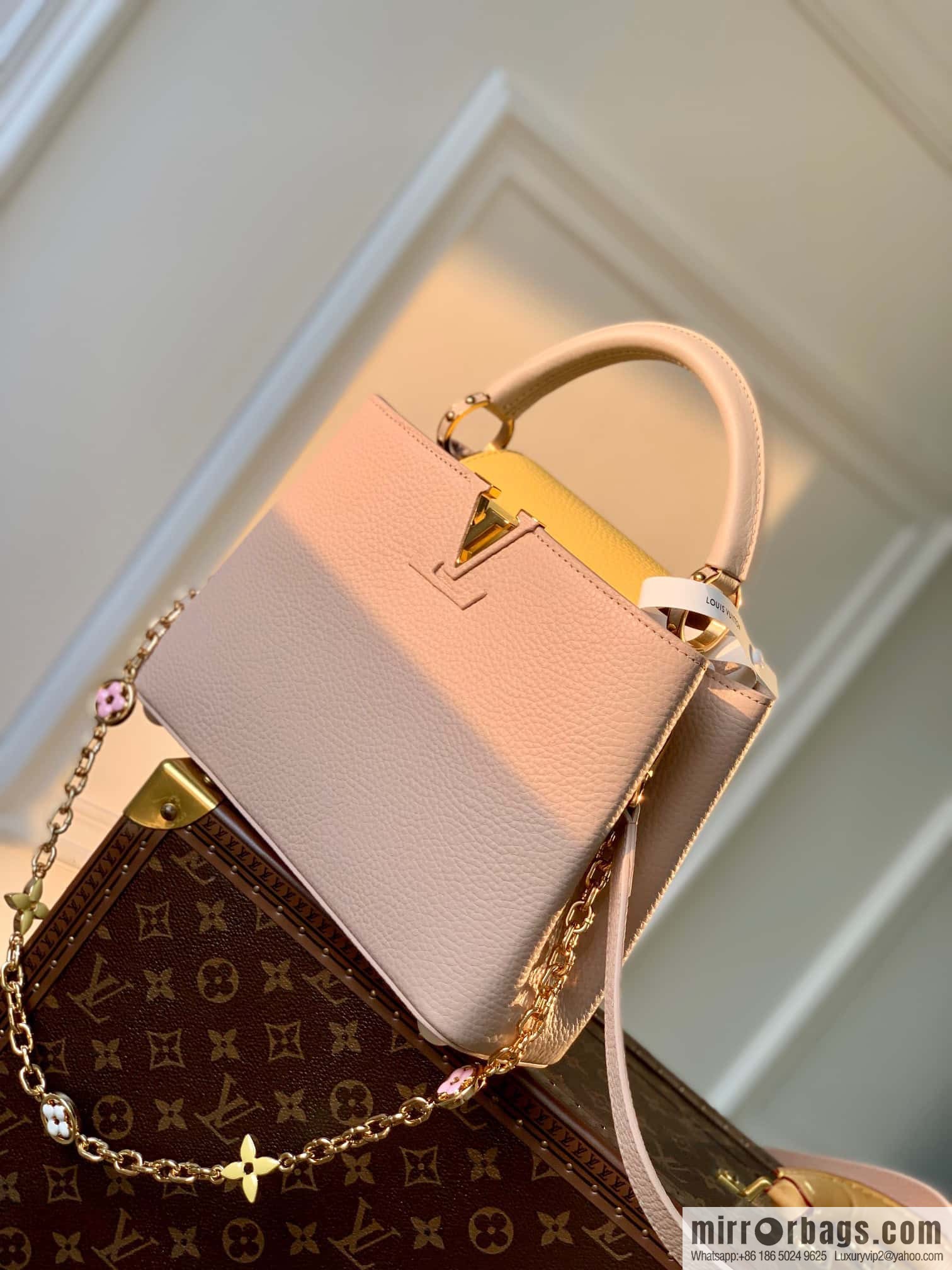 [Exclusive real shot M22375 apricot, small] This Capucines small handbag