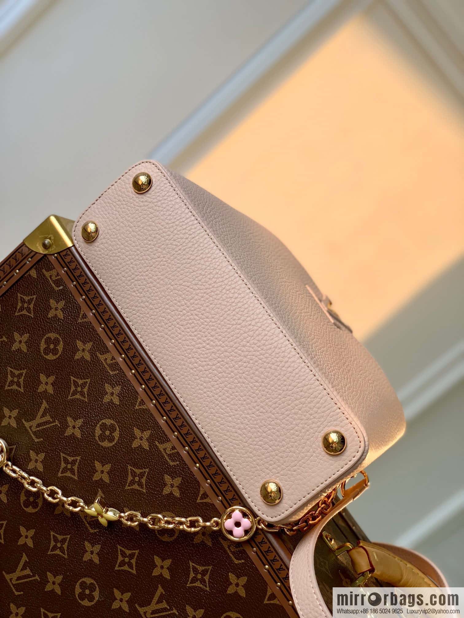[Exclusive real shot M22375 apricot, small] This Capucines small handbag