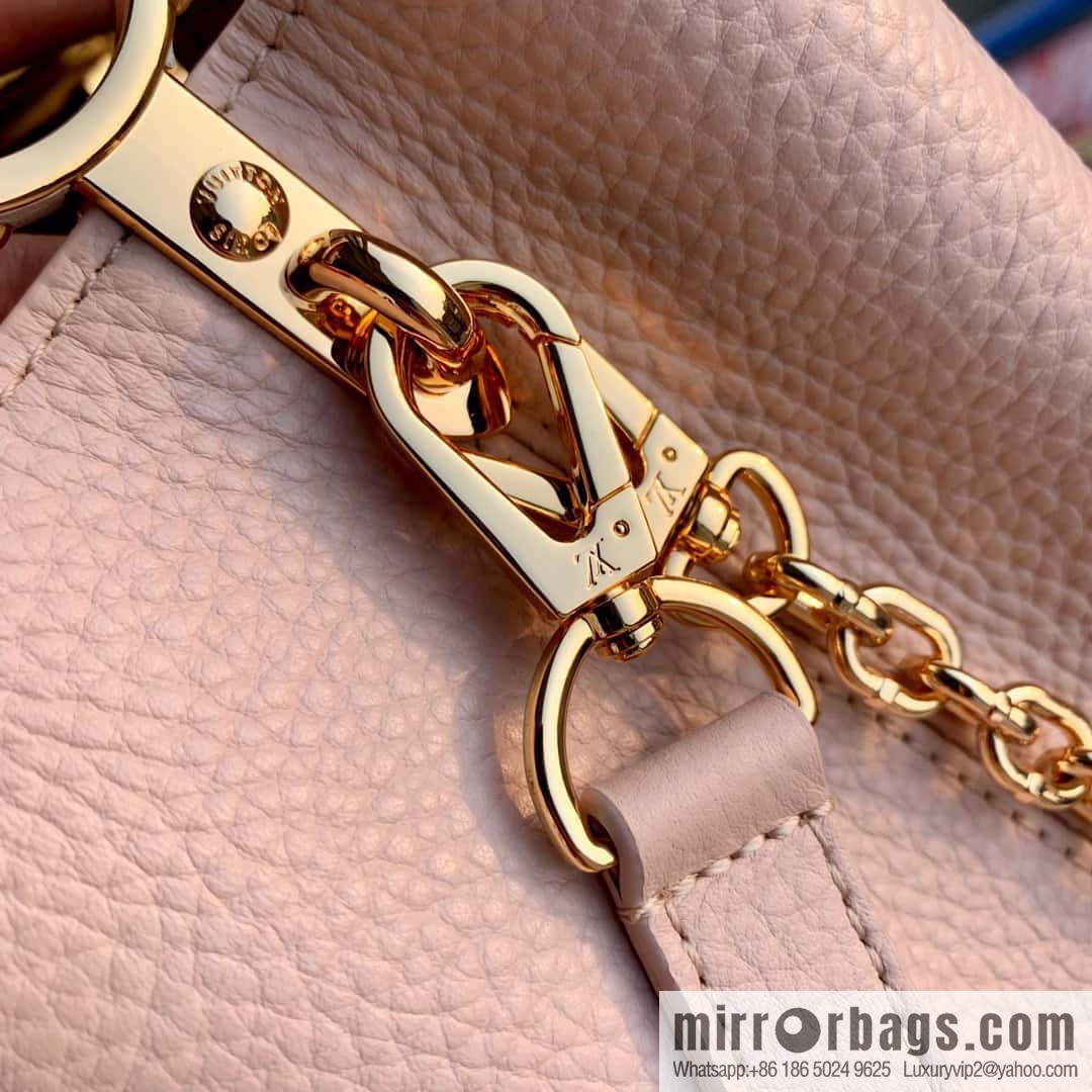 [Exclusive real shot M22375 apricot, small] This Capucines small handbag