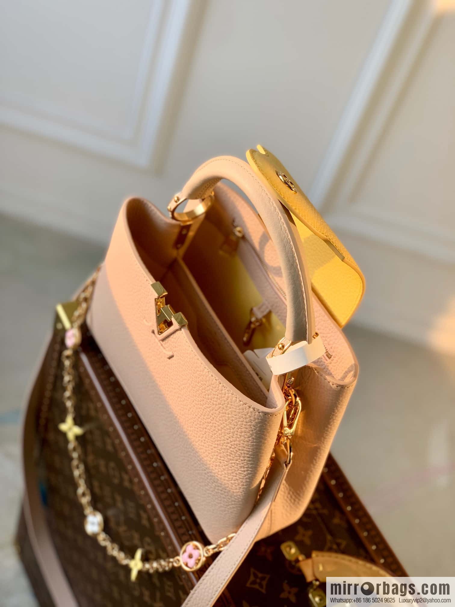 [Exclusive real shot M22375 apricot, small] This Capucines small handbag