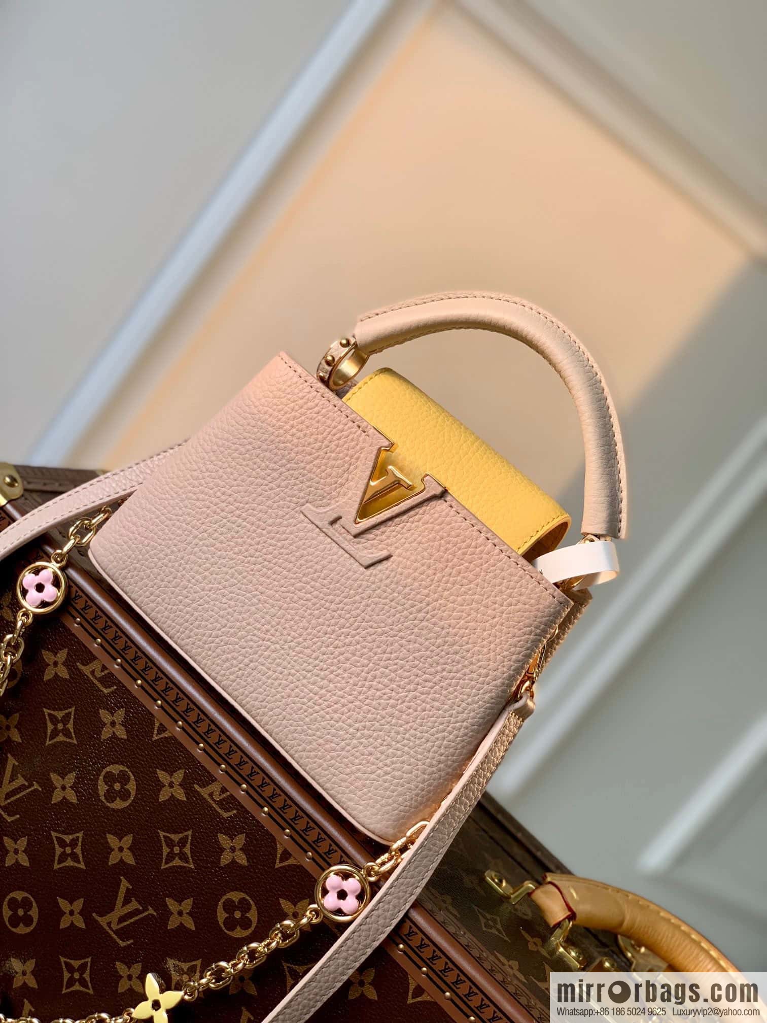 [Exclusive real shot M22375 apricot bag mini] This Capucines mini handbag