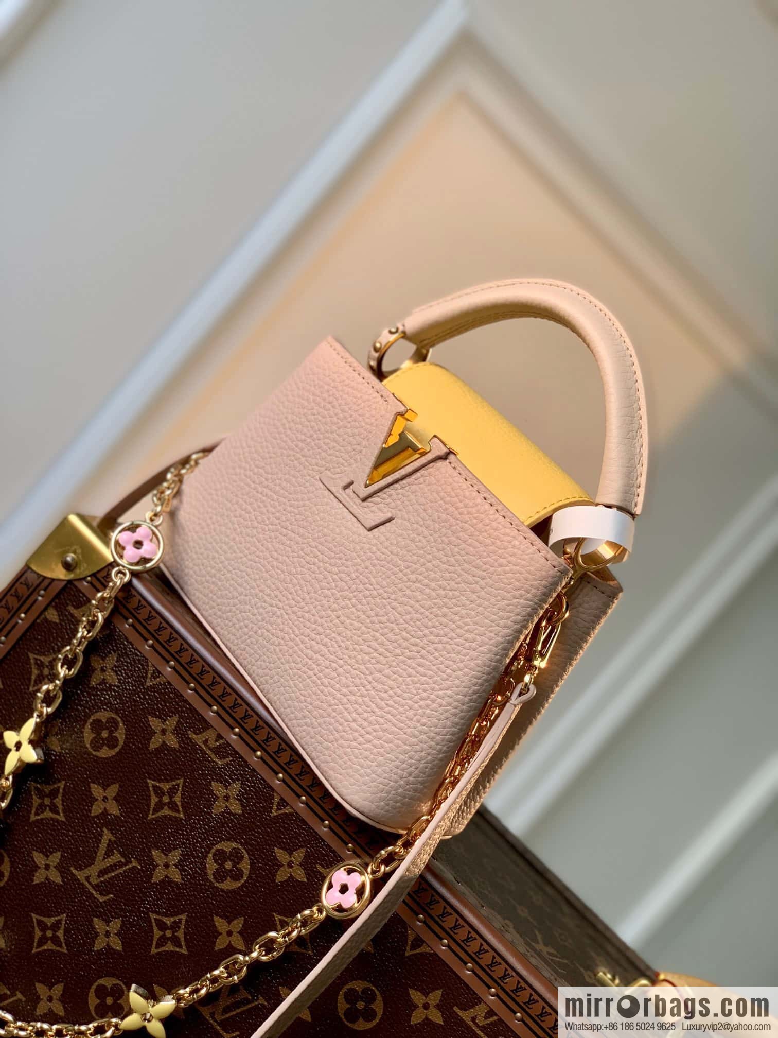 [Exclusive real shot M22375 apricot bag mini] This Capucines mini handbag