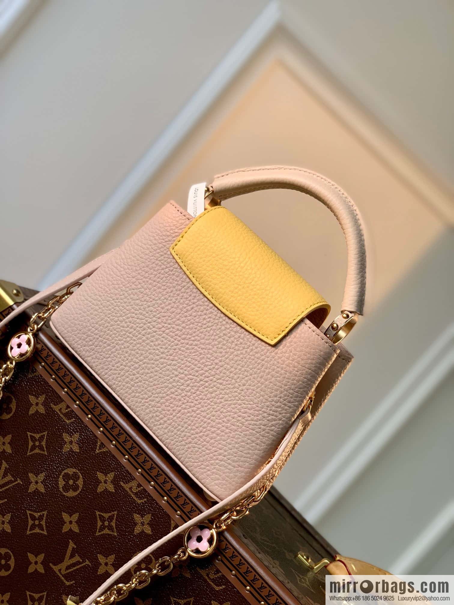 [Exclusive real shot M22375 apricot bag mini] This Capucines mini handbag