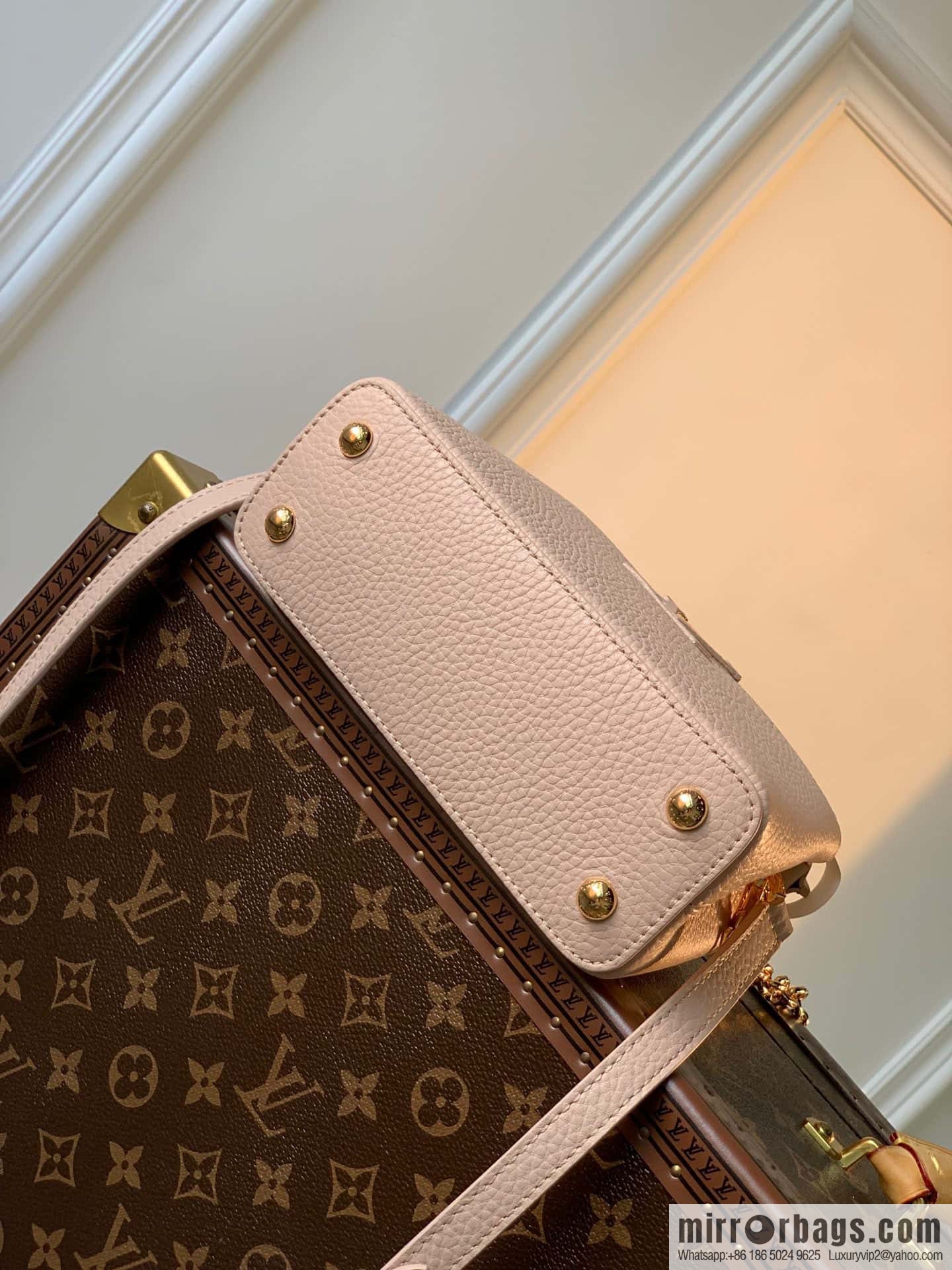 [Exclusive real shot M22375 apricot bag mini] This Capucines mini handbag