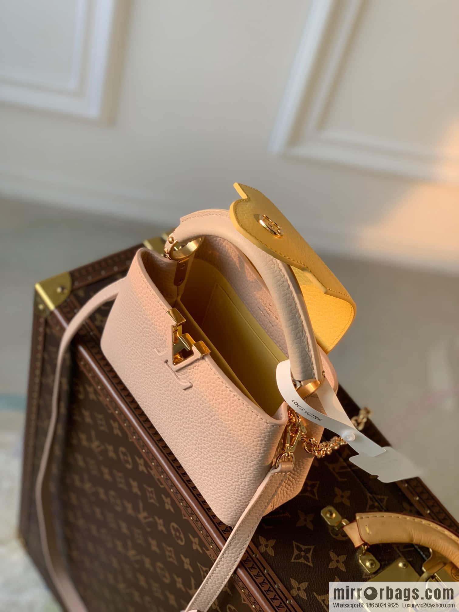 [Exclusive real shot M22375 apricot bag mini] This Capucines mini handbag