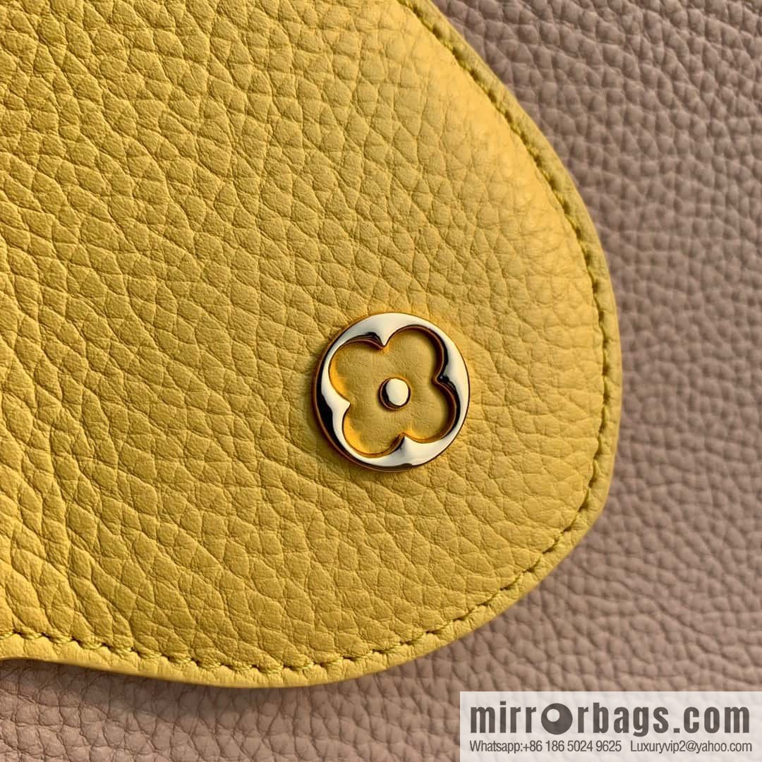 [Exclusive real shot M22375 apricot bag mini] This Capucines mini handbag