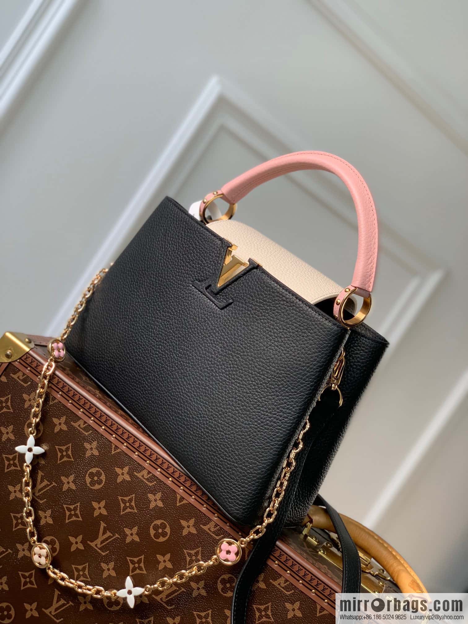 M22375 black medium, this Capucines medium handbag