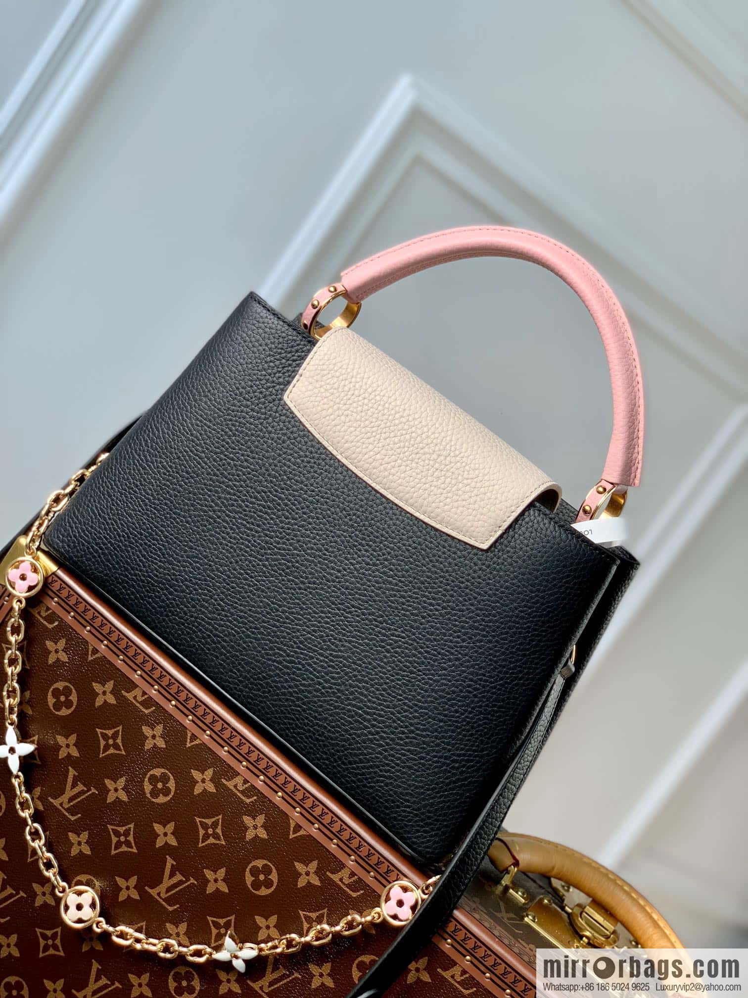 M22375 black medium, this Capucines medium handbag