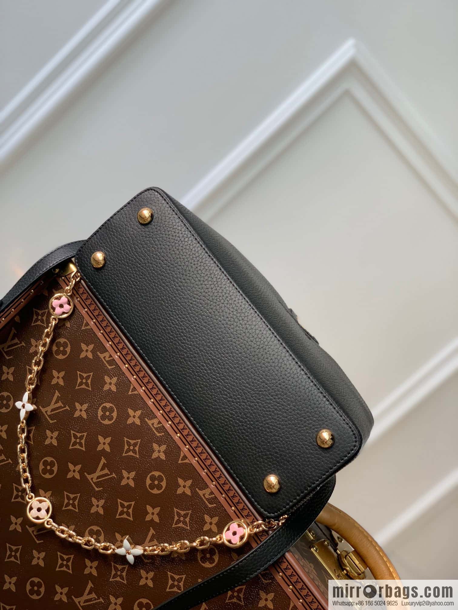 M22375 black medium, this Capucines medium handbag