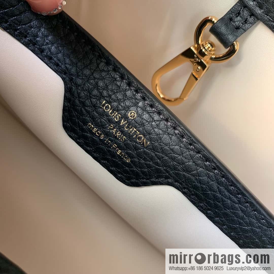 M22375 black medium, this Capucines medium handbag