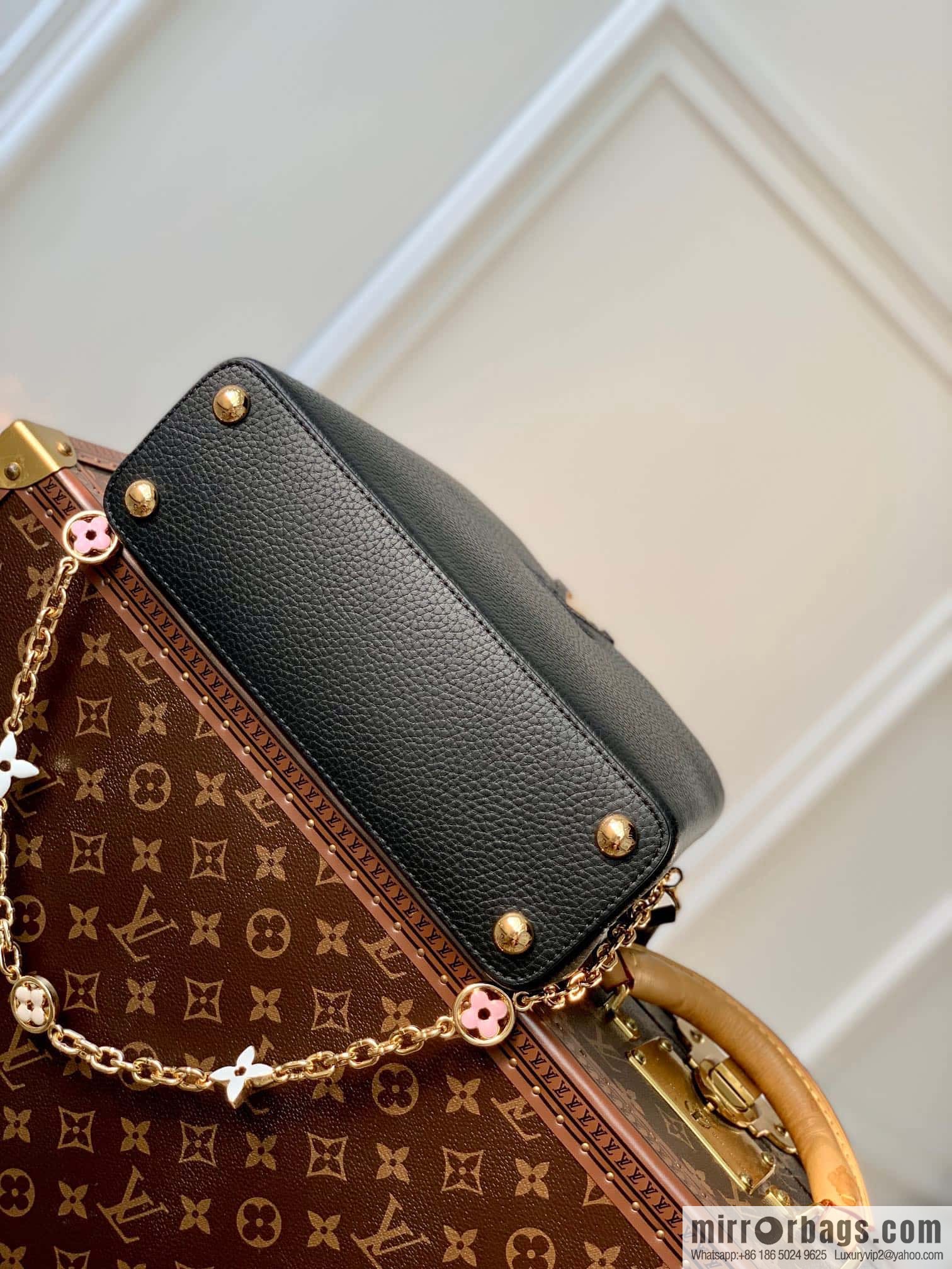 M22375 black small, this Capucines small handbag.