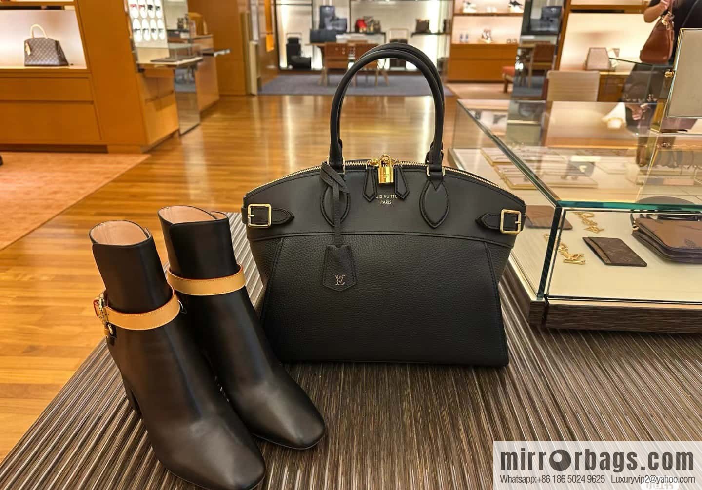 [Original order boutique] M22914 black full leather portable women's bag series Lock It MM handbag M22914 22925 22927 23061 Ays Lock It MM bag