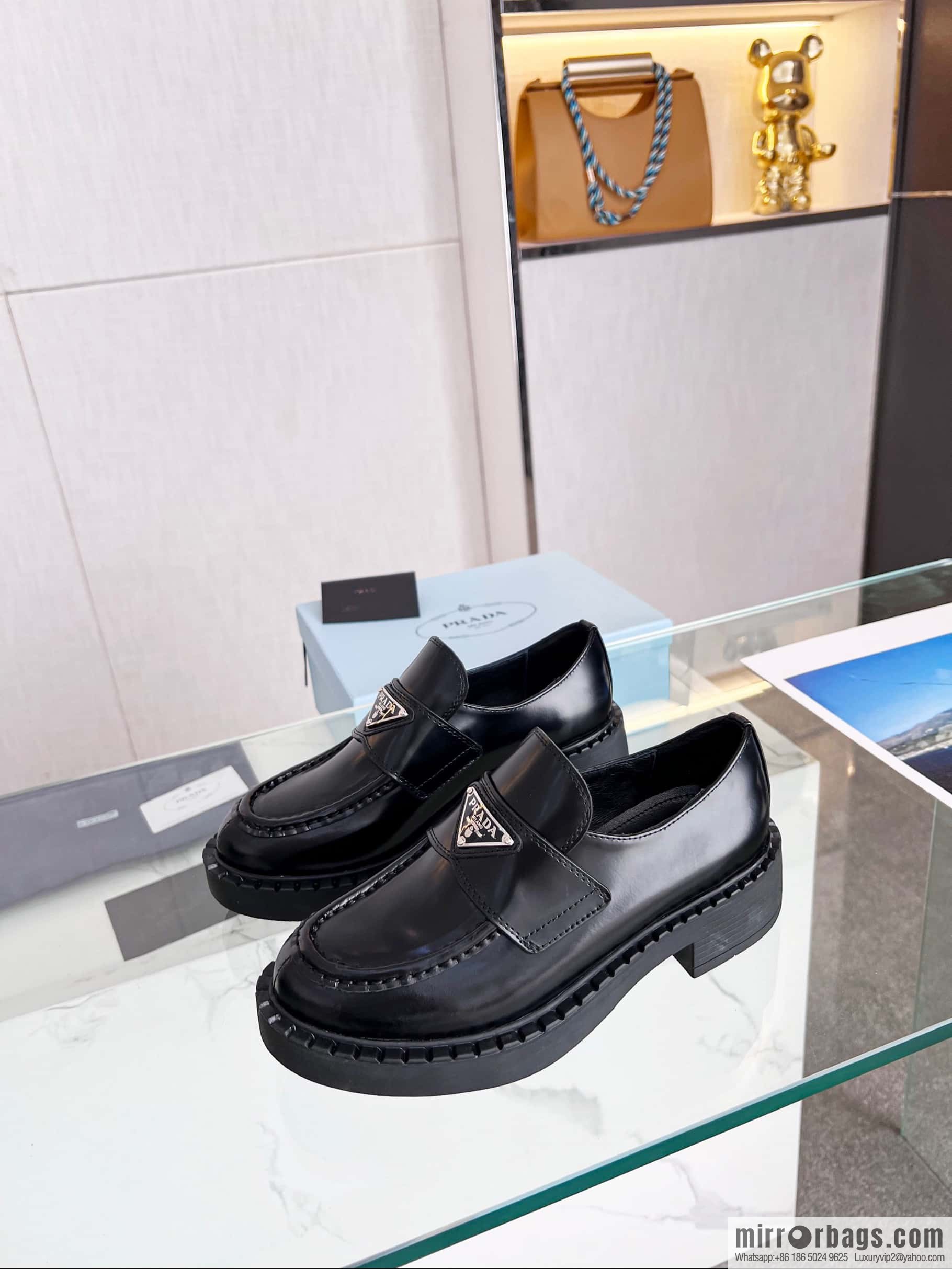 🐰🐰PRADA ² ² ² 3 Prada spring and summer new products Qiao Xin, Cheng Xiao, Liu Lingzi same round head triangular buckle (Mary Jane single shoes) loafers
