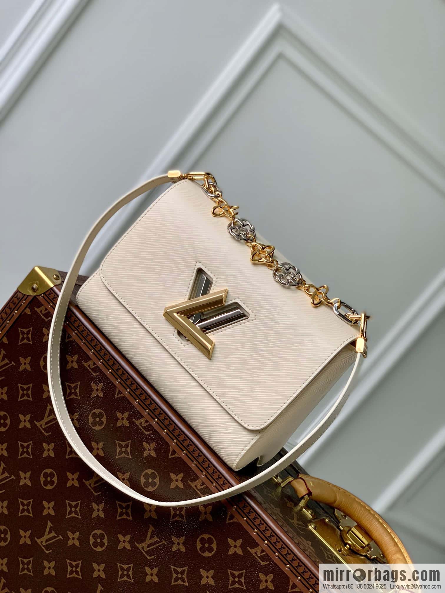 M22774 TWIST medium handbag