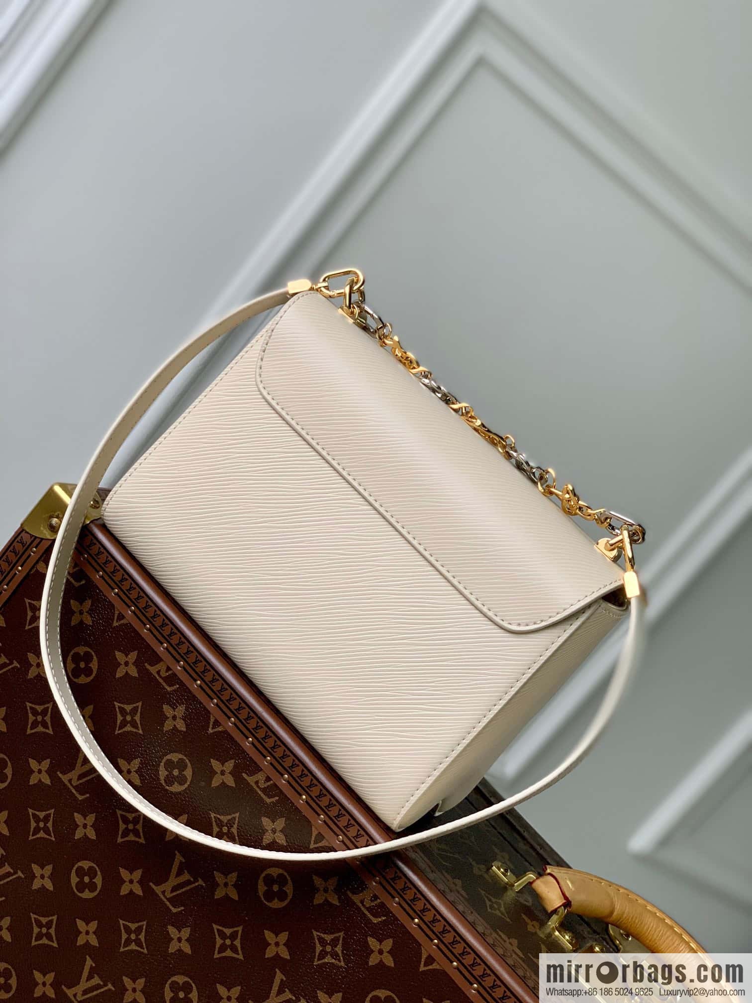 M22774 TWIST medium handbag