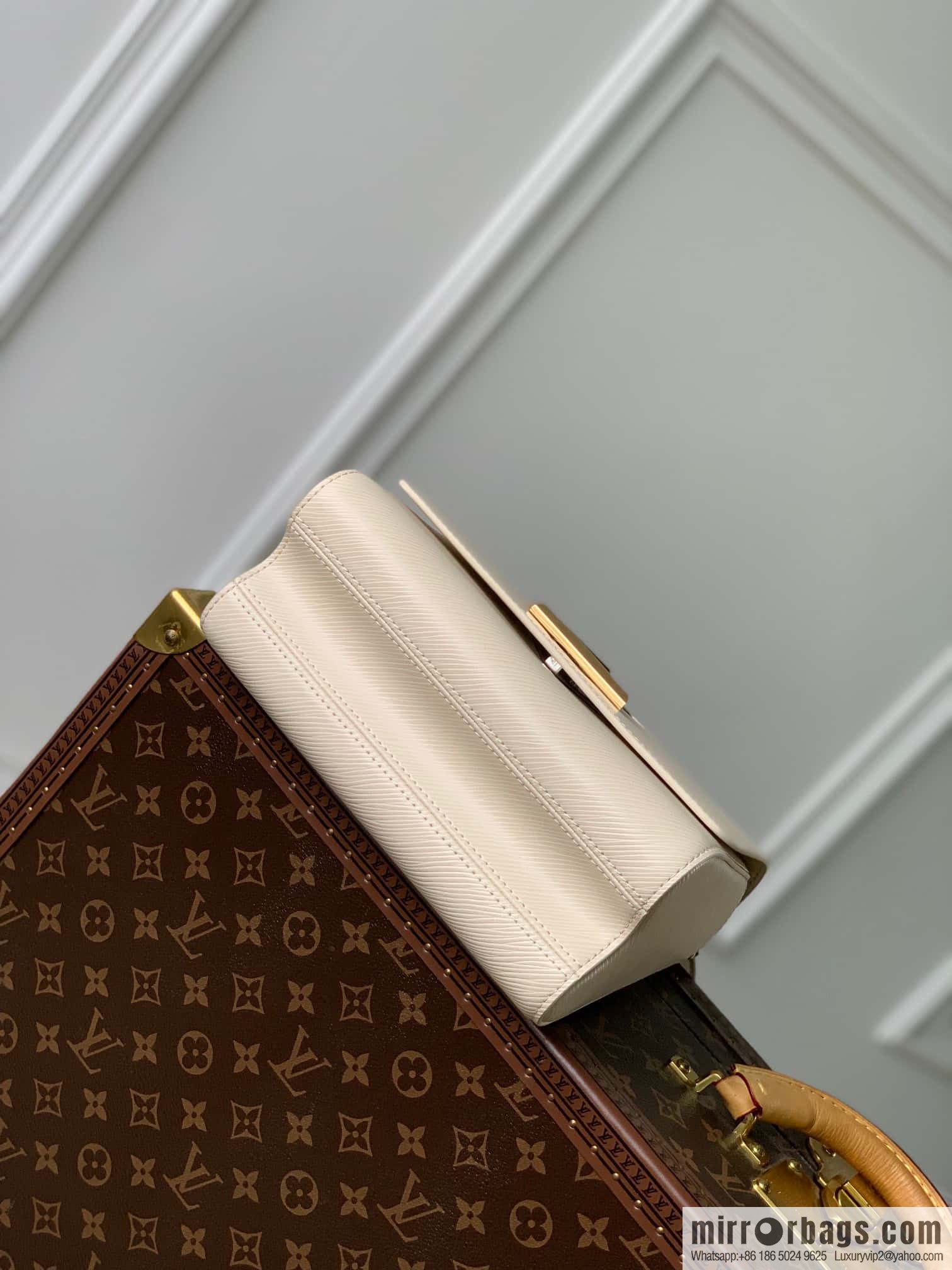 M22774 TWIST medium handbag