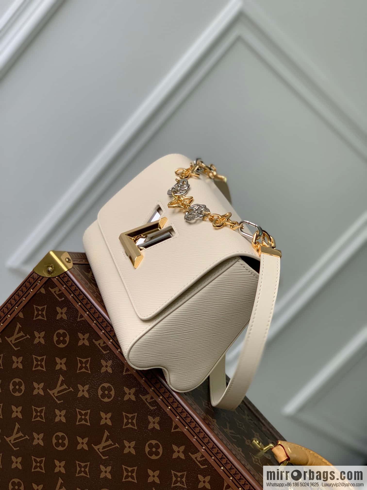 M22774 TWIST medium handbag