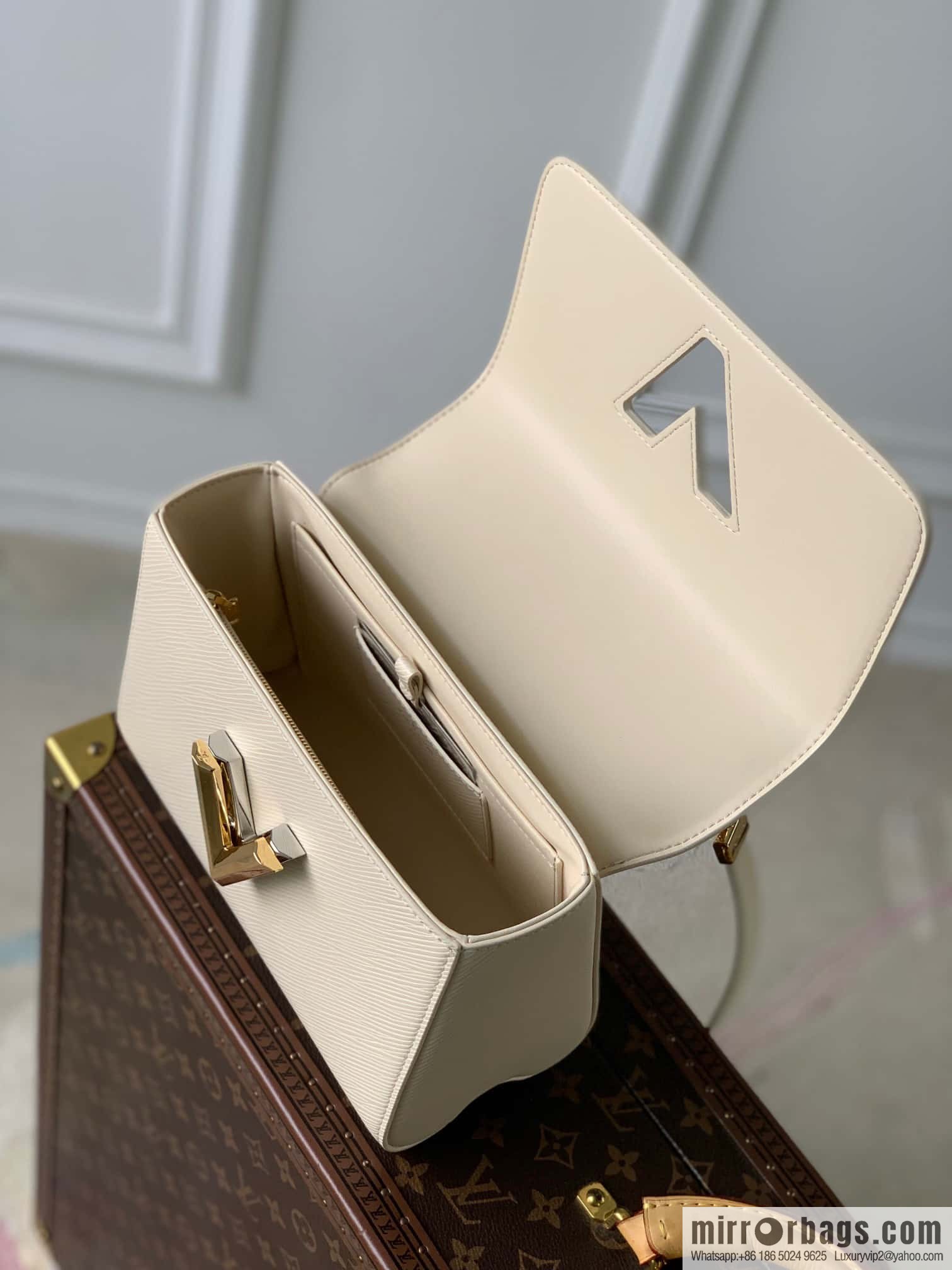 M22774 TWIST medium handbag