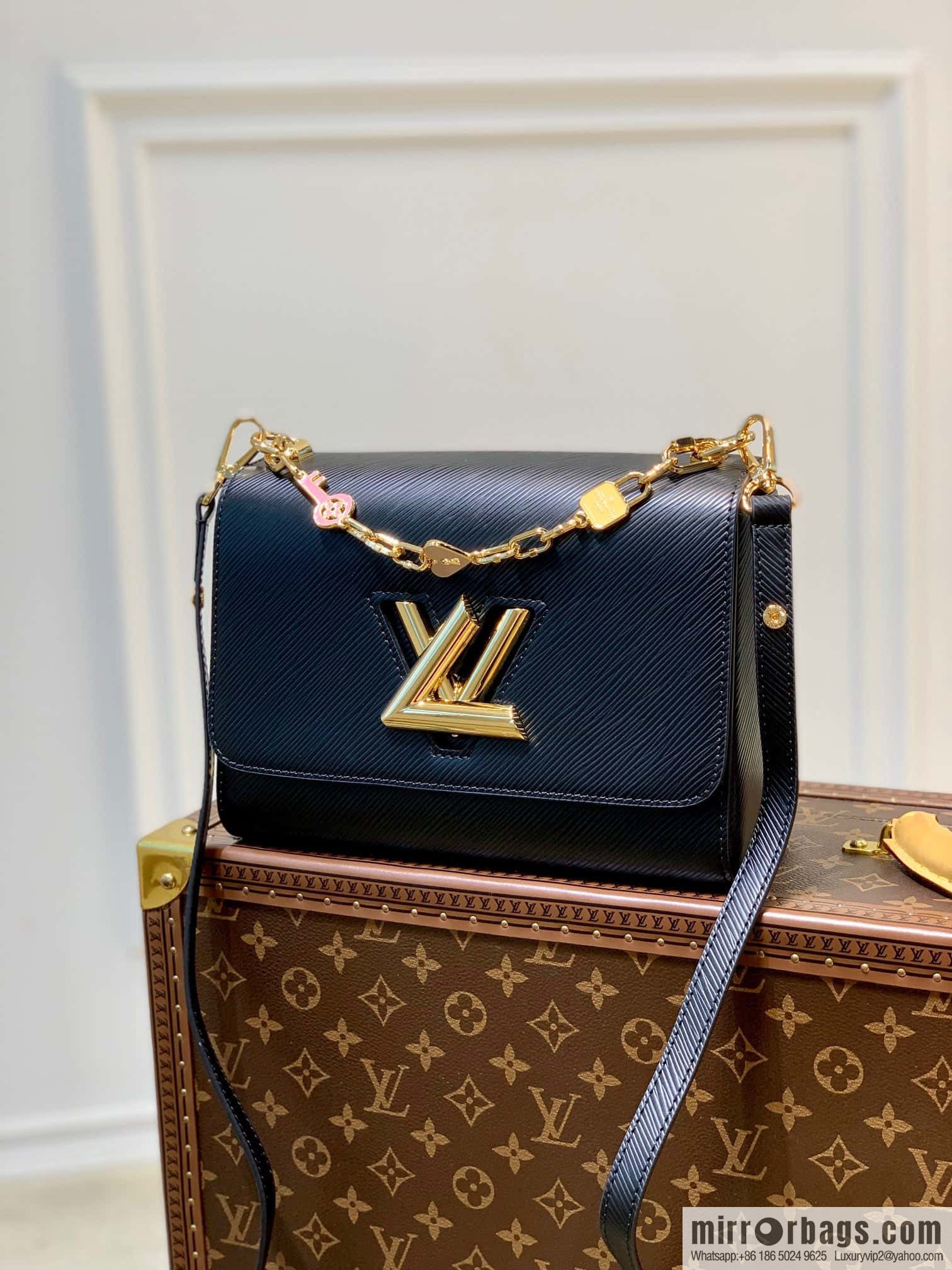 [Twist medium chain bag] M50282