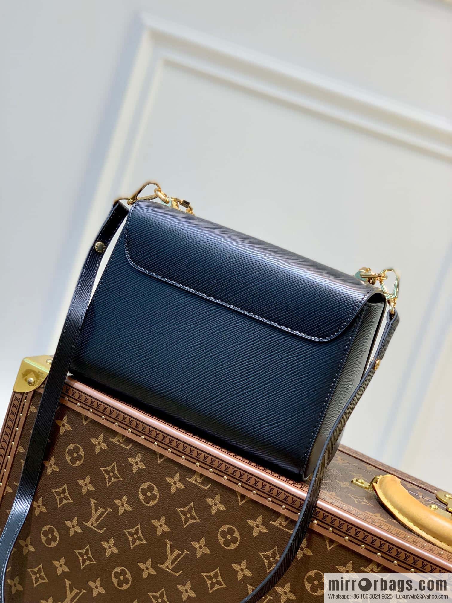 [Twist medium chain bag] M50282