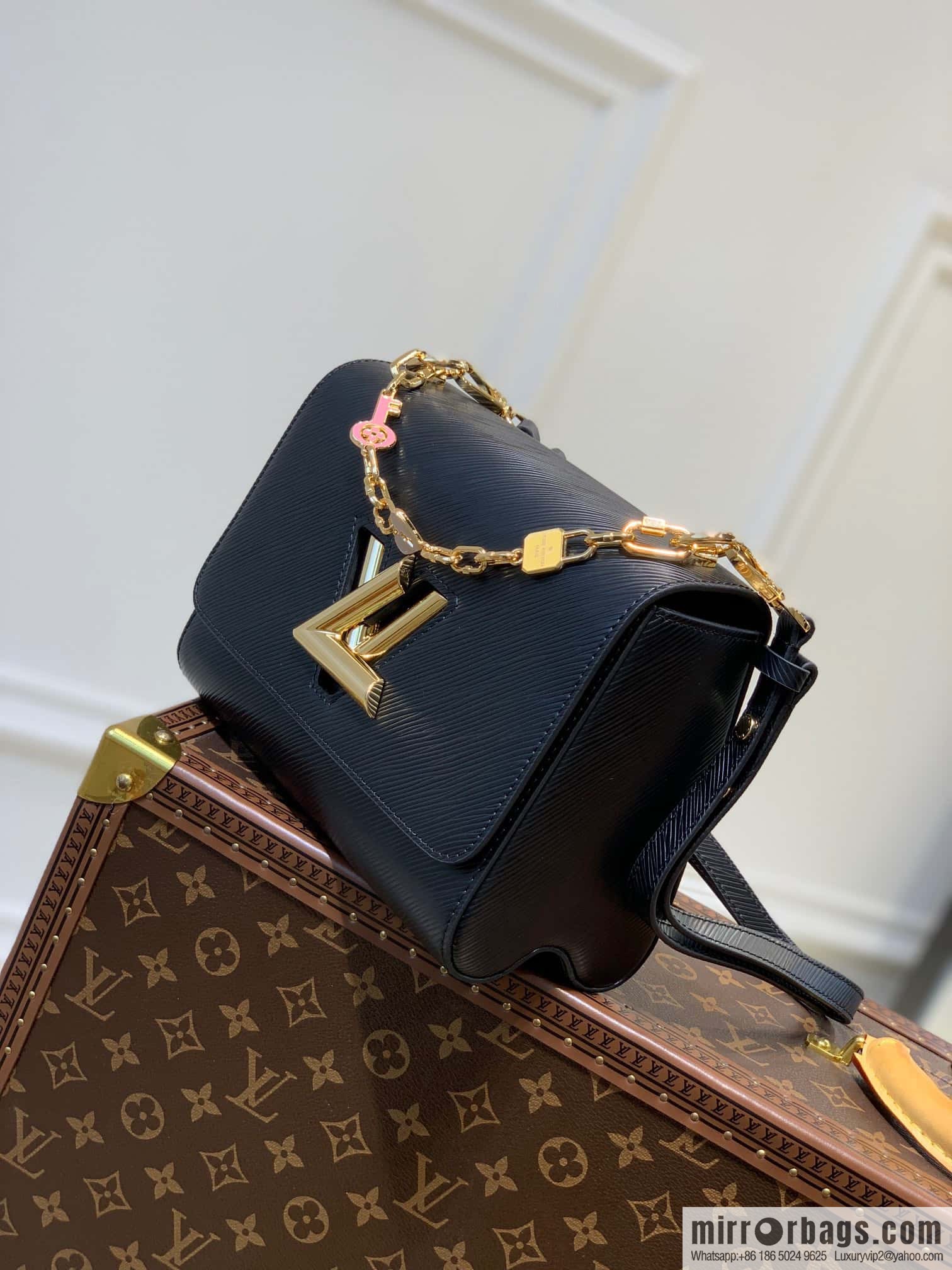 [Twist medium chain bag] M50282