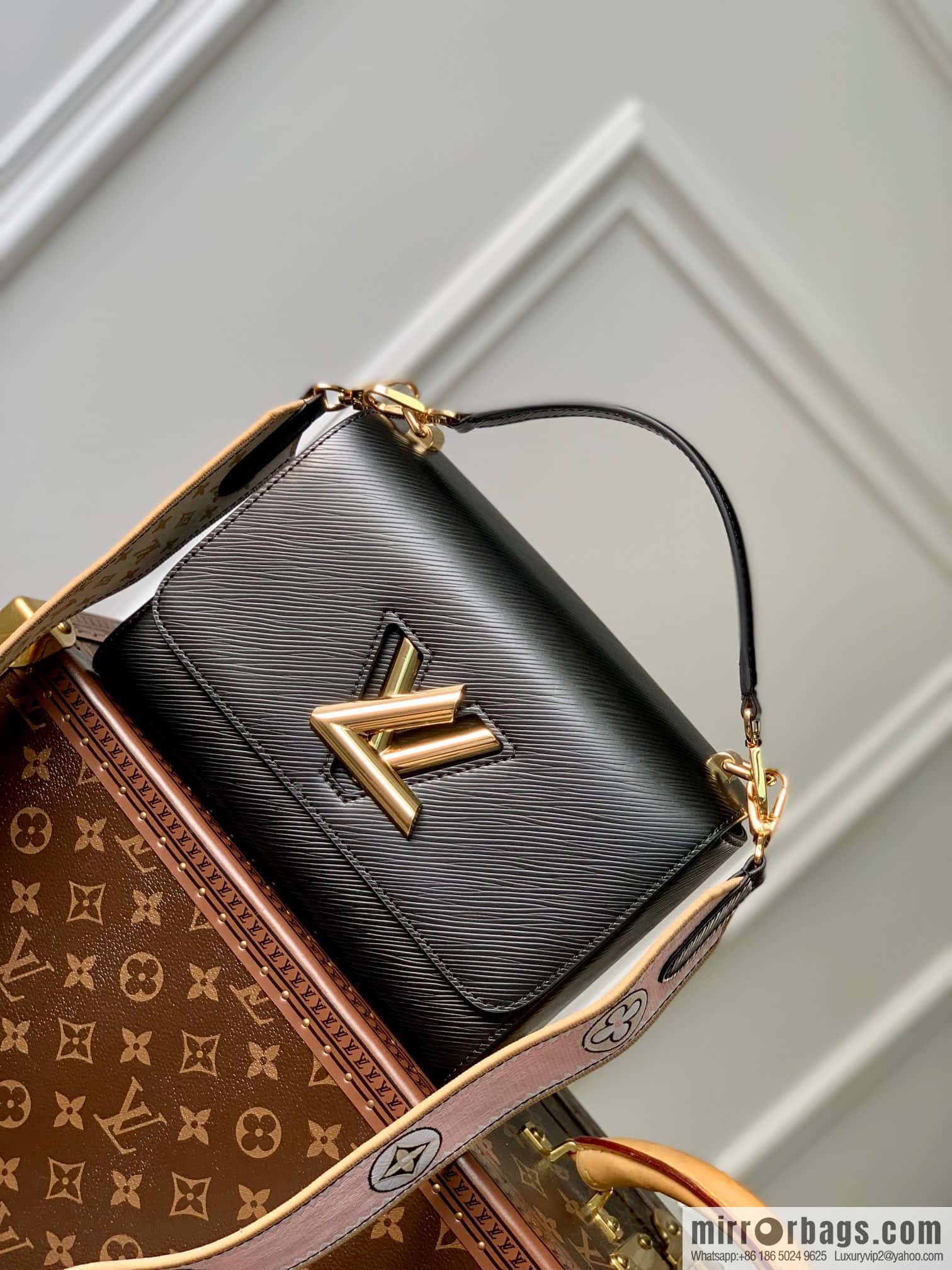 M22036 Twist medium handbag