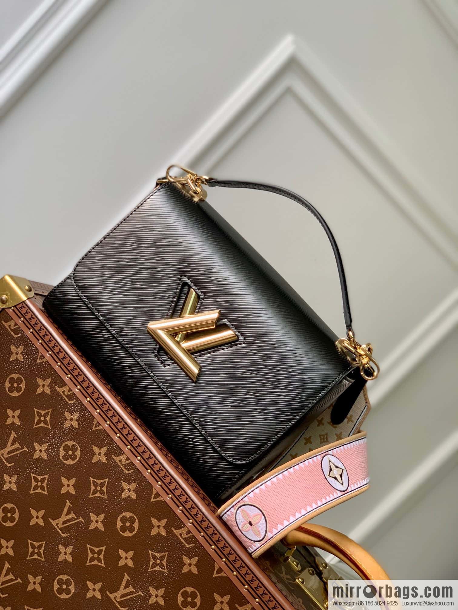 M22036 Twist medium handbag