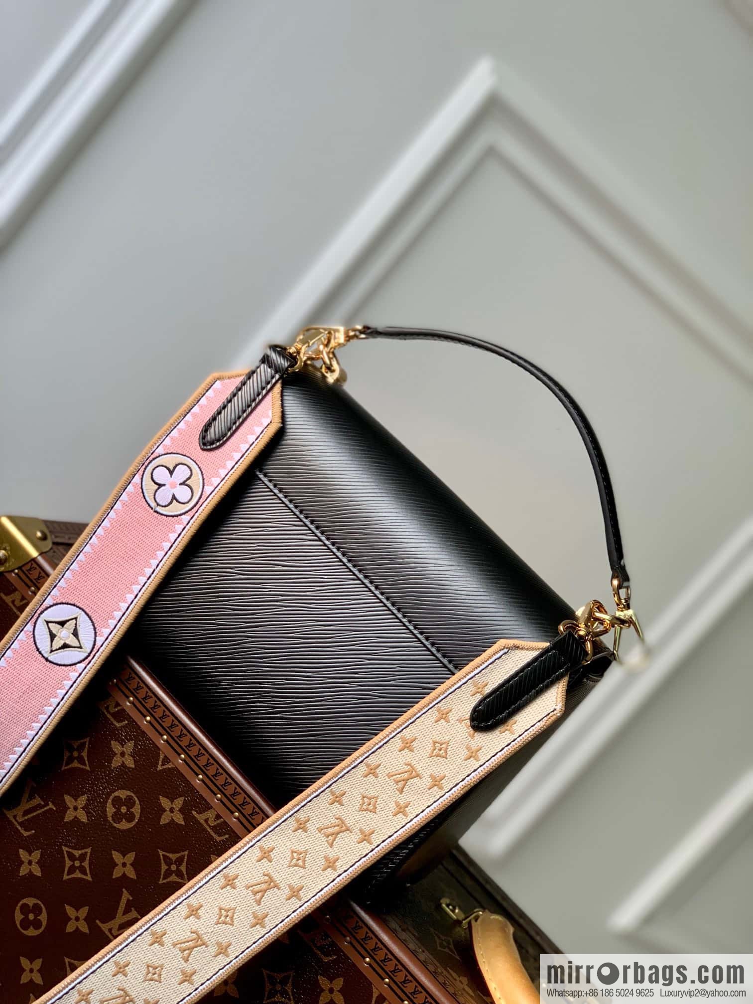 M22036 Twist medium handbag