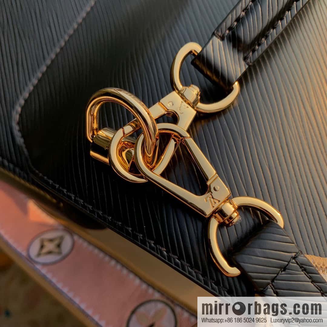 M22036 Twist medium handbag
