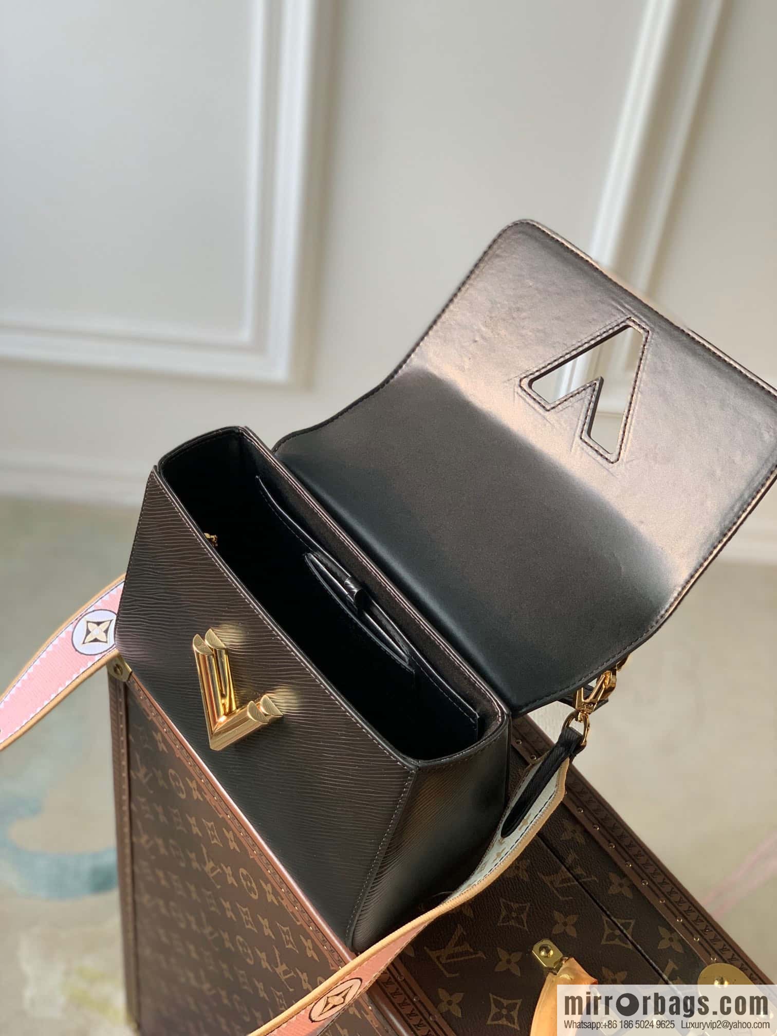 M22036 Twist medium handbag