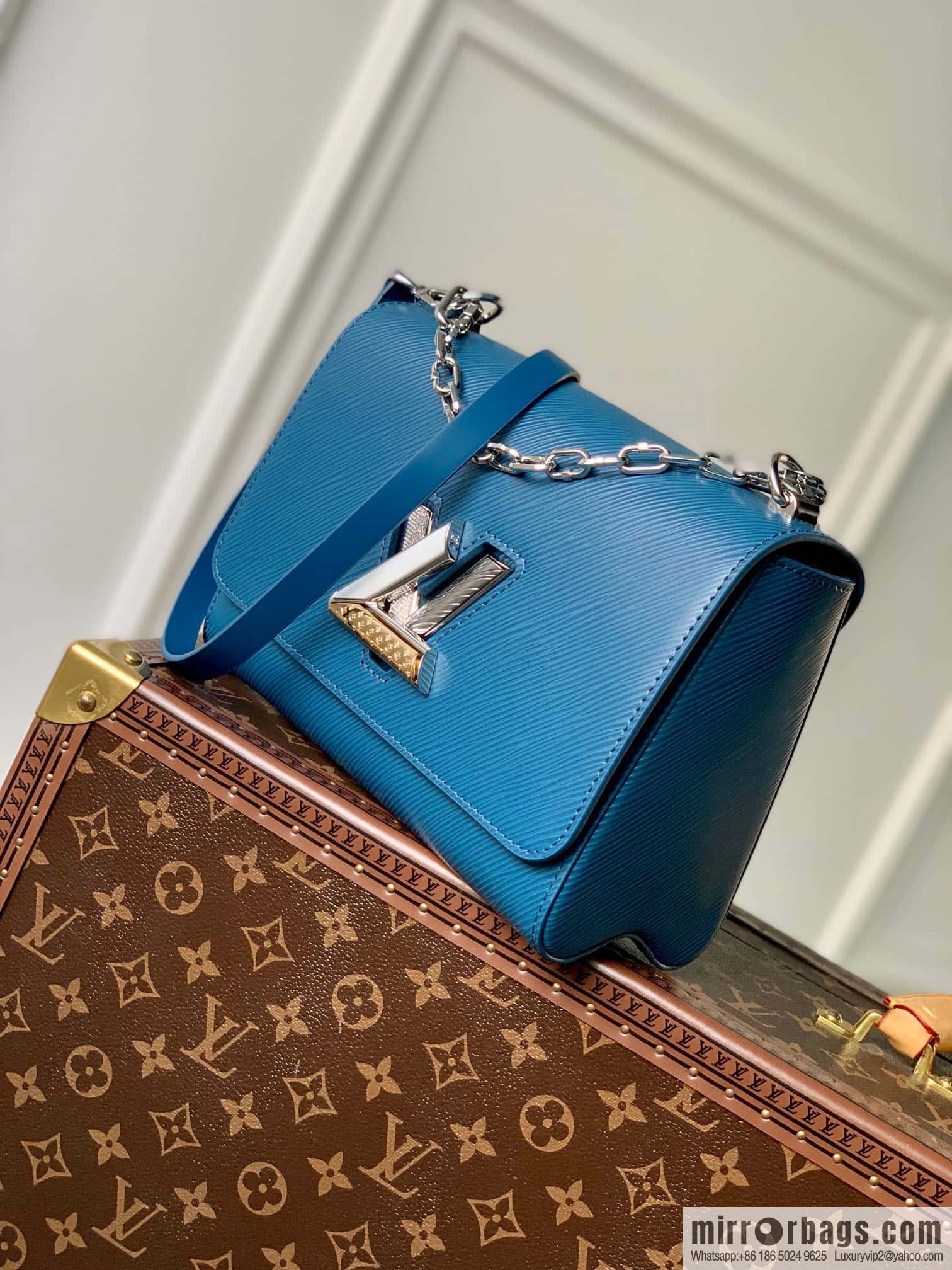 M21032 TWIST medium handbag