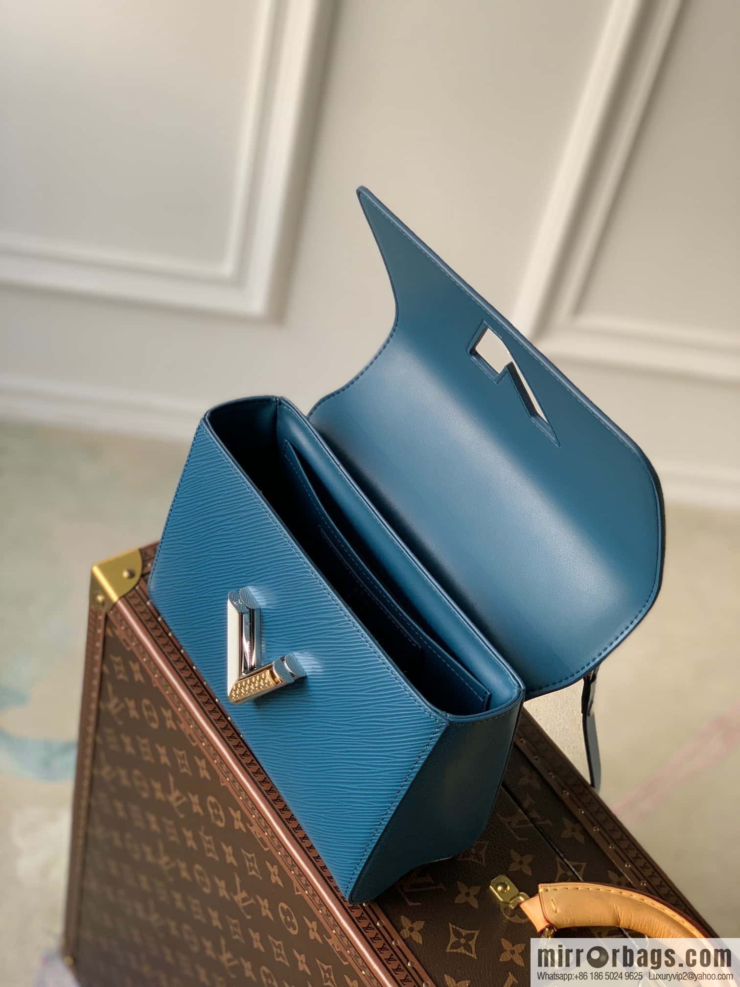 M21032 TWIST medium handbag