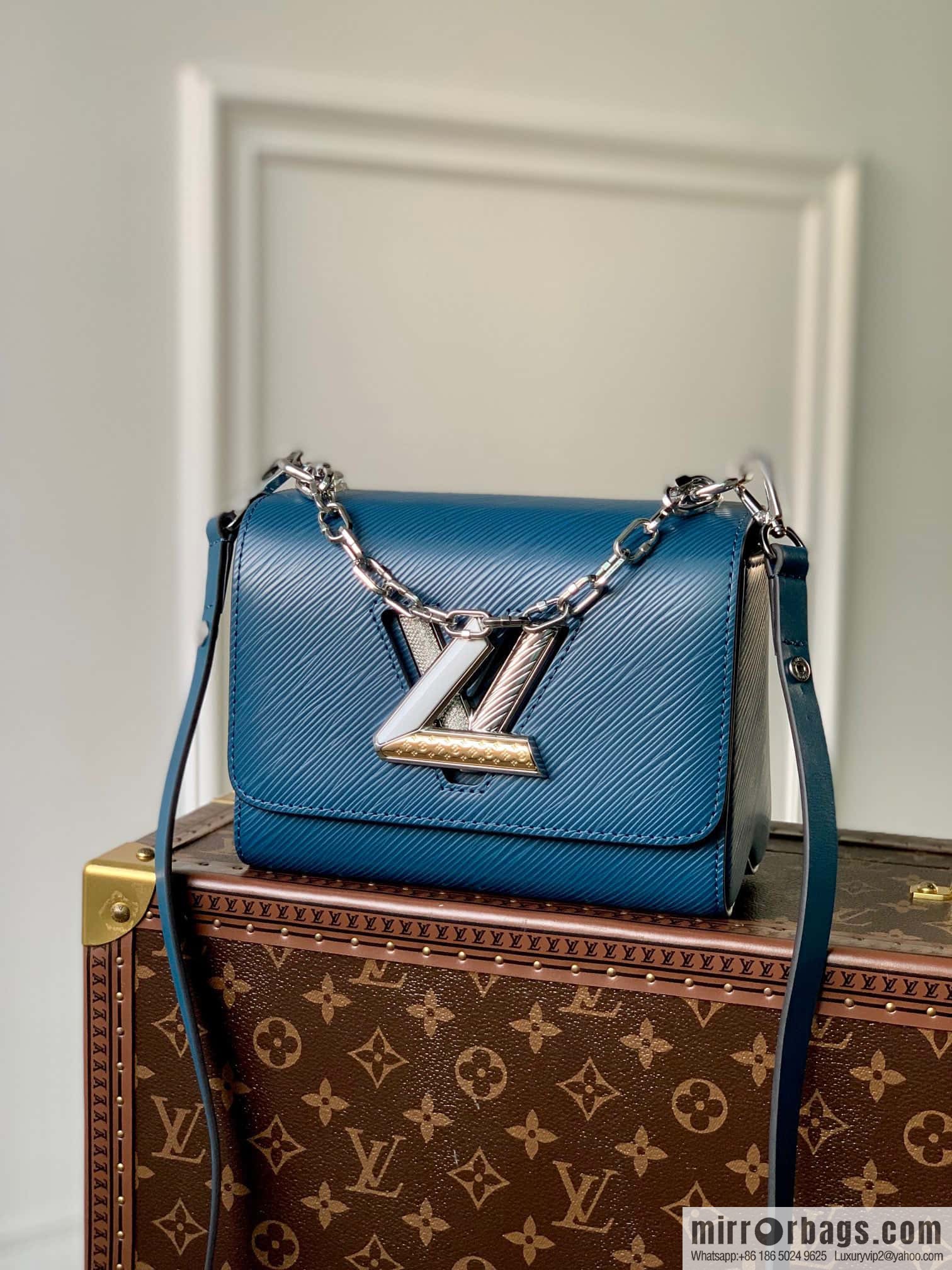 M21033 TWIST Small Handbag