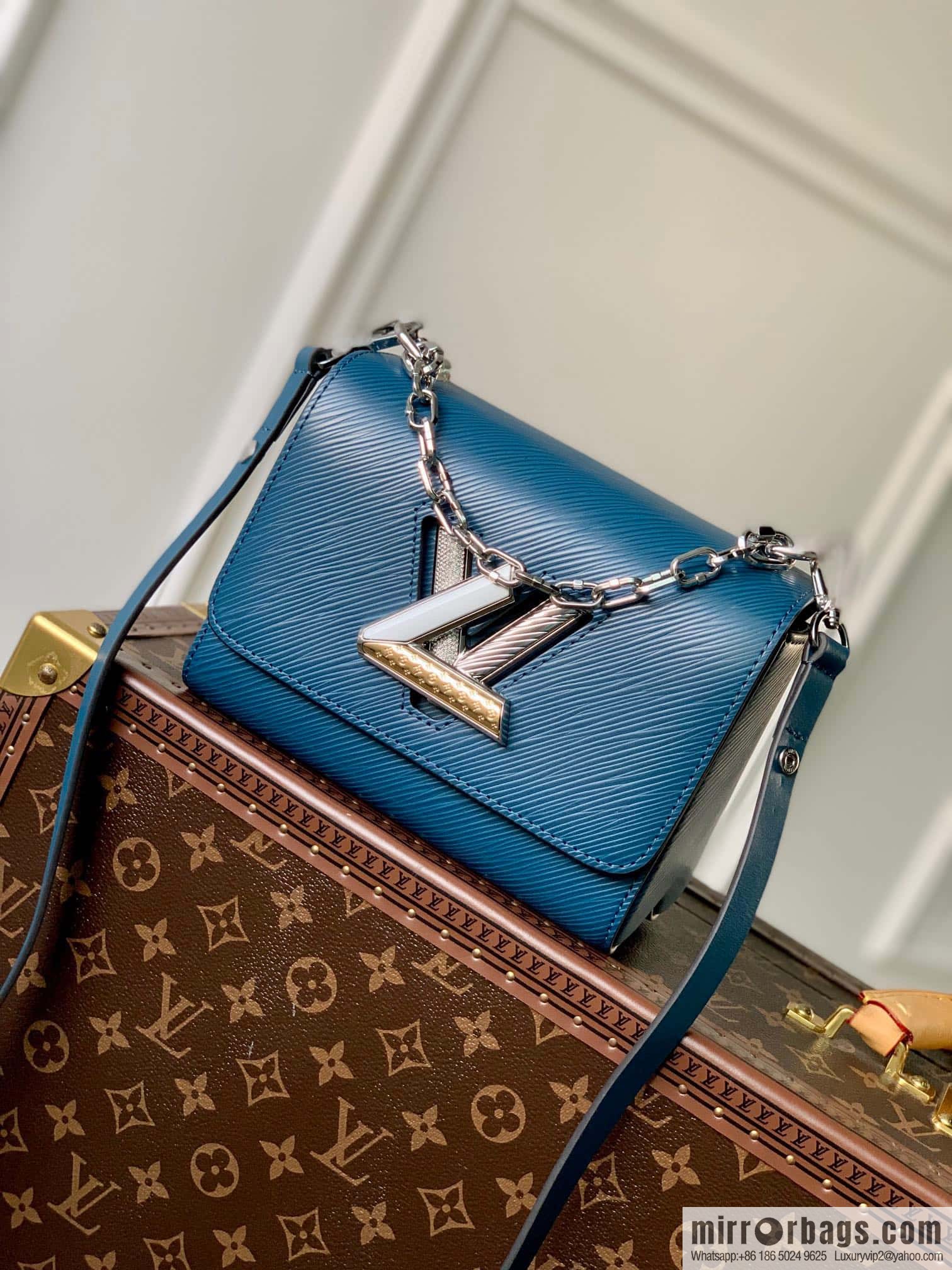 M21033 TWIST Small Handbag
