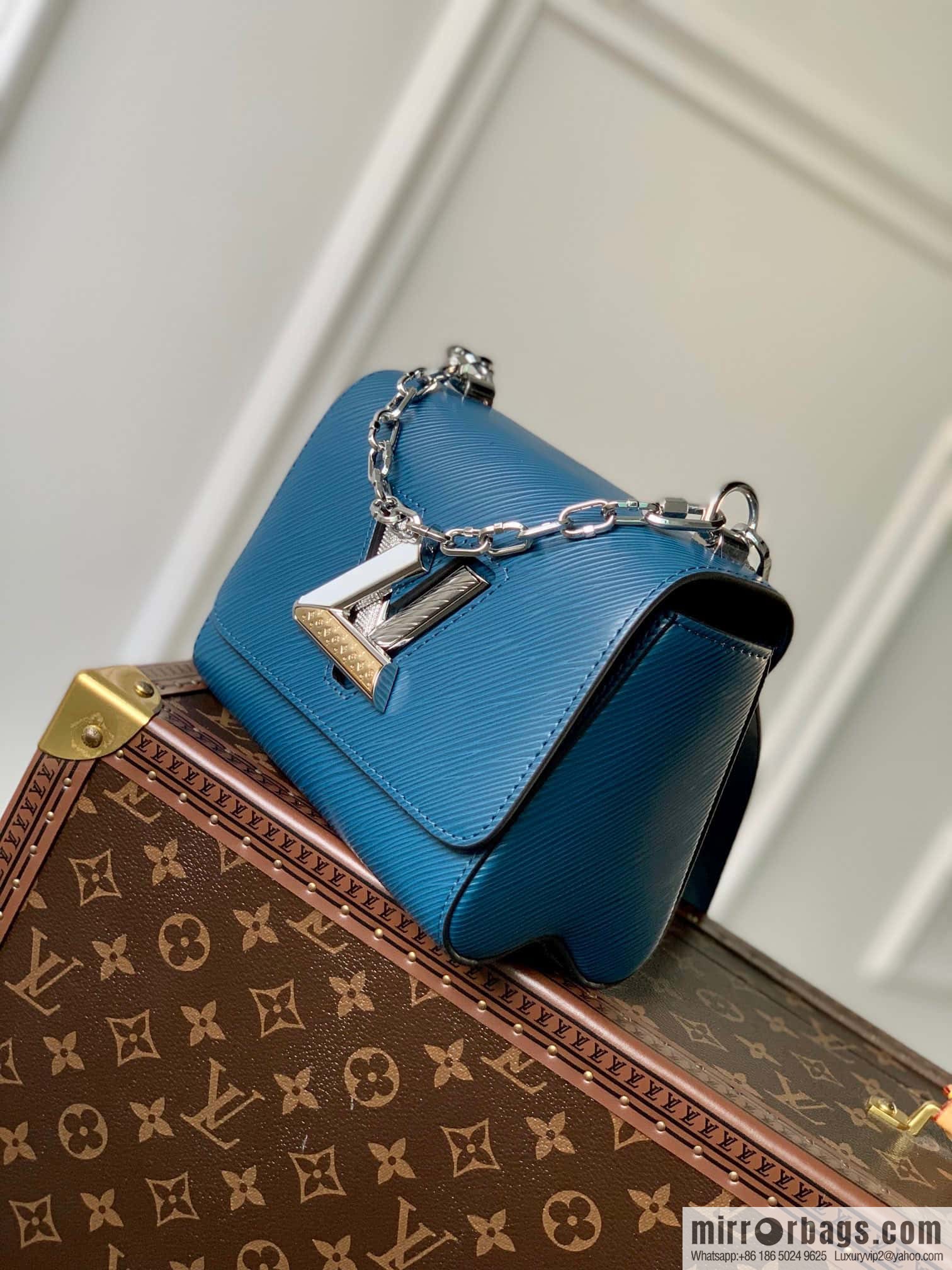 M21033 TWIST Small Handbag