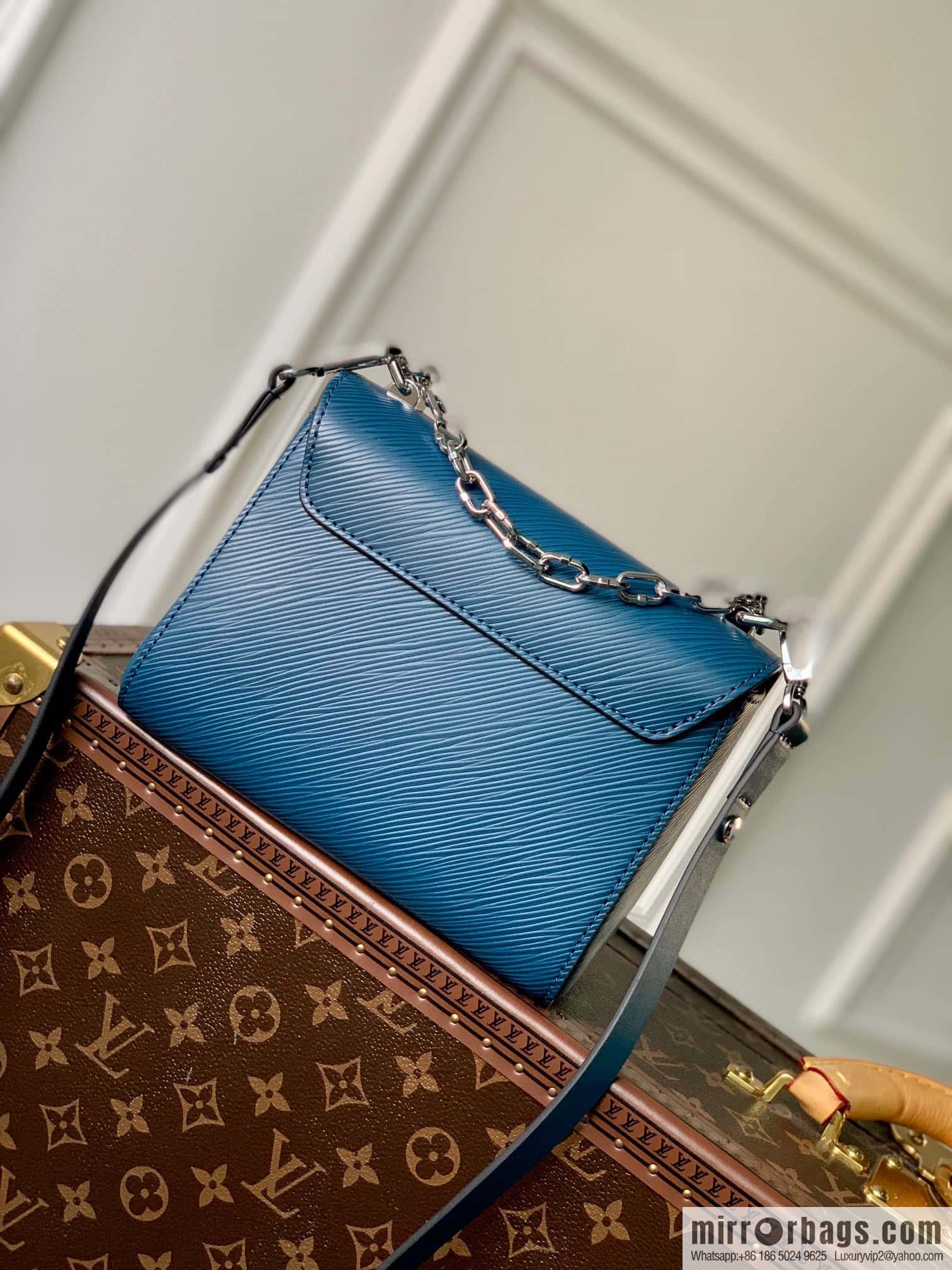 M21033 TWIST Small Handbag