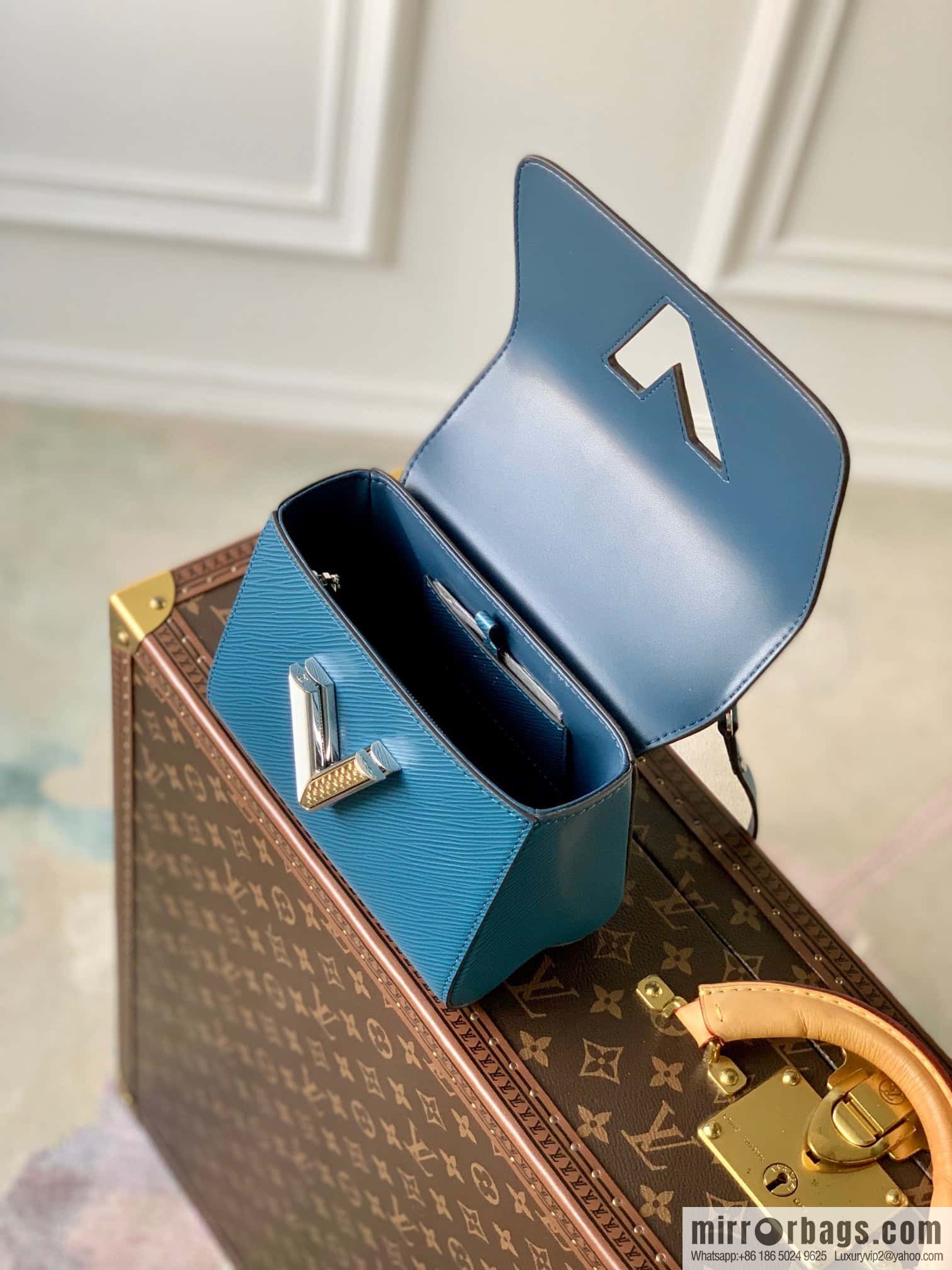 M21033 TWIST Small Handbag