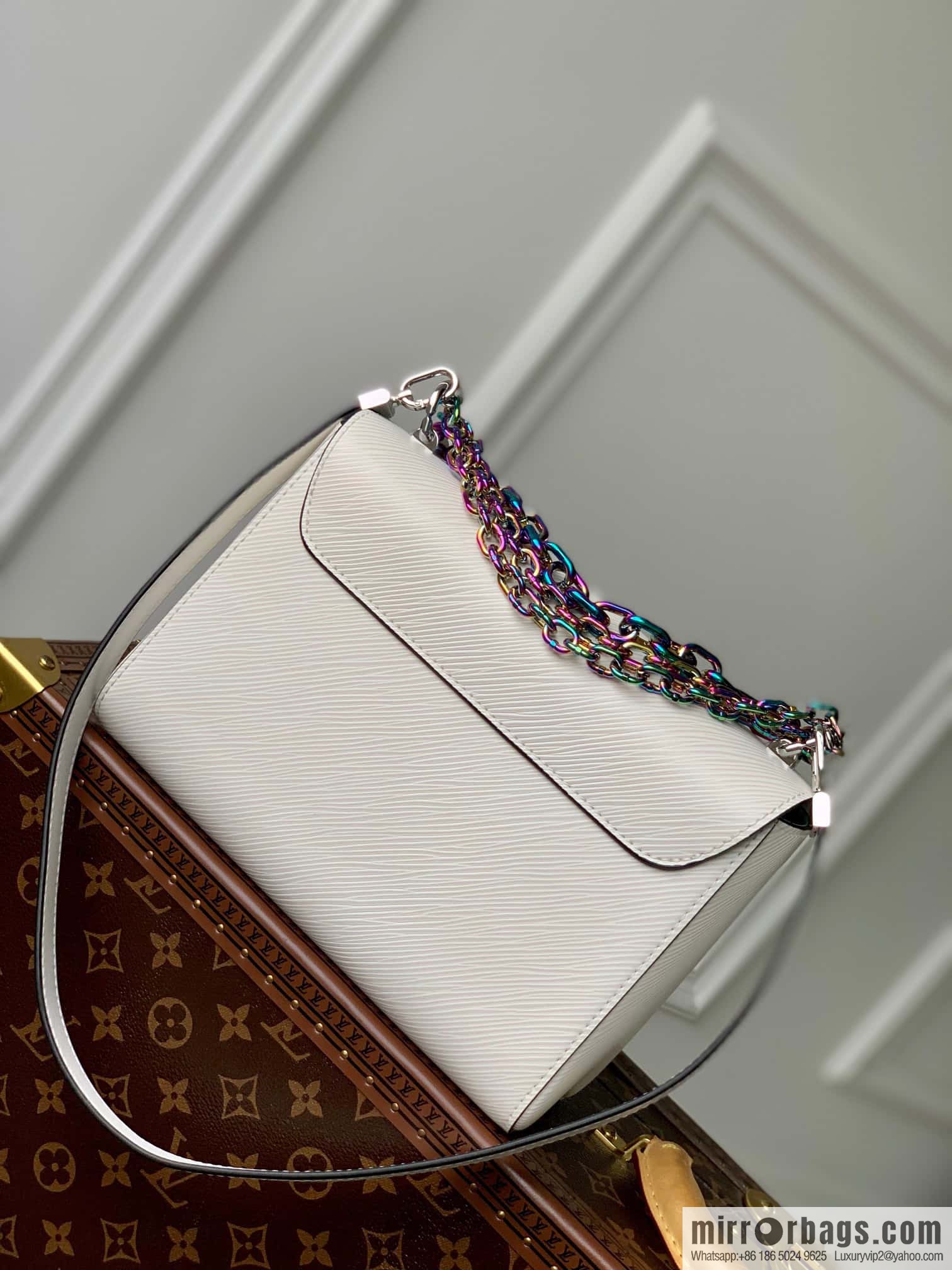 M22029 TWIST Medium Handbag M22029 White (50282 White Color Chain)