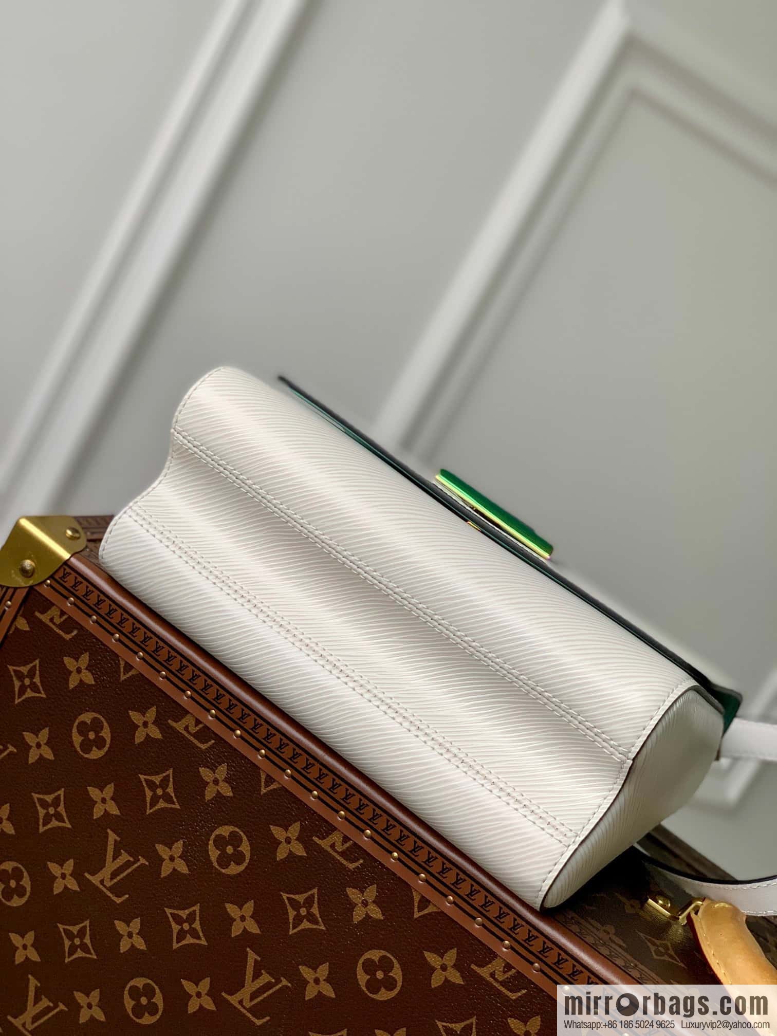 M22029 TWIST Medium Handbag M22029 White (50282 White Color Chain)