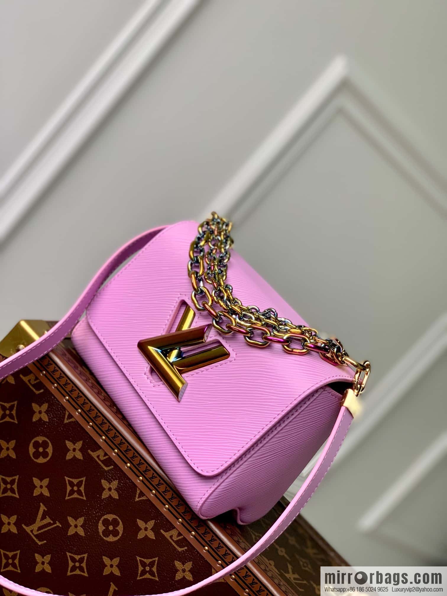 M22098 TWIST Small Handbag M22098 Purple Rose Red (50332 Rose Red Color Chain)