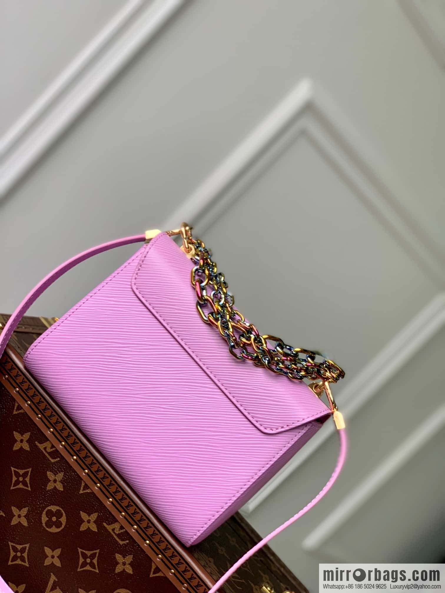 M22098 TWIST Small Handbag M22098 Purple Rose Red (50332 Rose Red Color Chain)