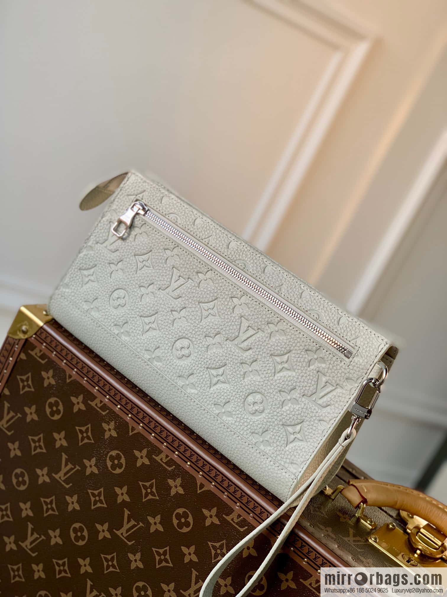 M81556 White clutch bag 1934 Louis Vuitton Sac Tricot handbag
