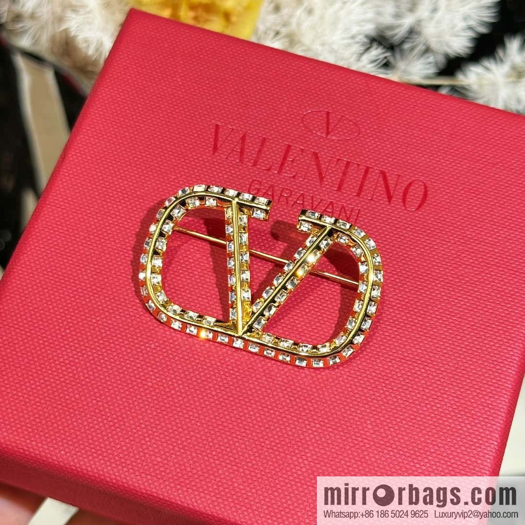 ❗️New ❗️ New ☑️ Valentino Gold Full Diamond Brooch