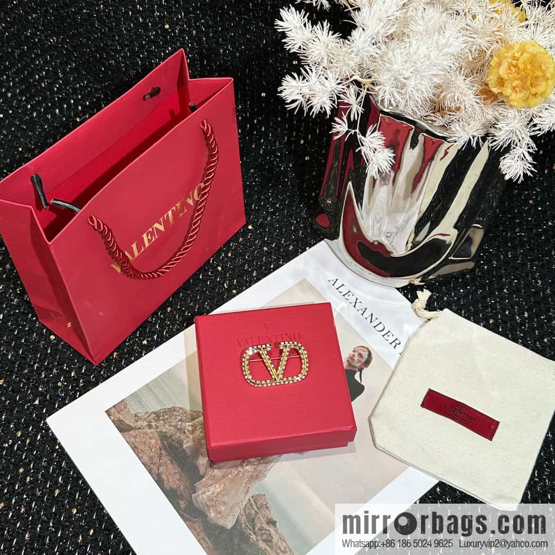 ❗️New ❗️ New ☑️ Valentino Gold Full Diamond Brooch