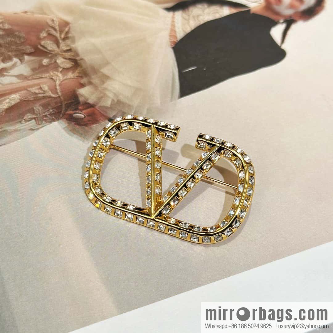 ❗️New ❗️ New ☑️ Valentino Gold Full Diamond Brooch