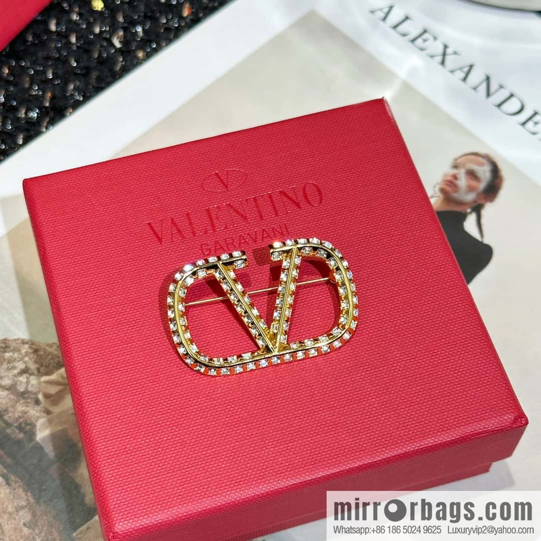 ❗️New ❗️ New ☑️ Valentino Gold Full Diamond Brooch