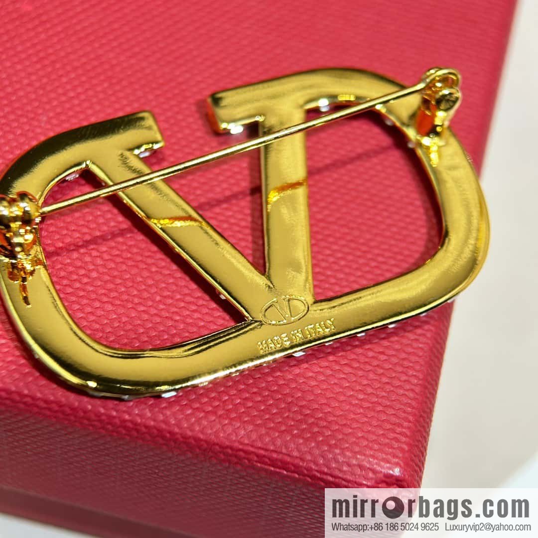 ❗️New ❗️ New ☑️ Valentino Gold Full Diamond Brooch