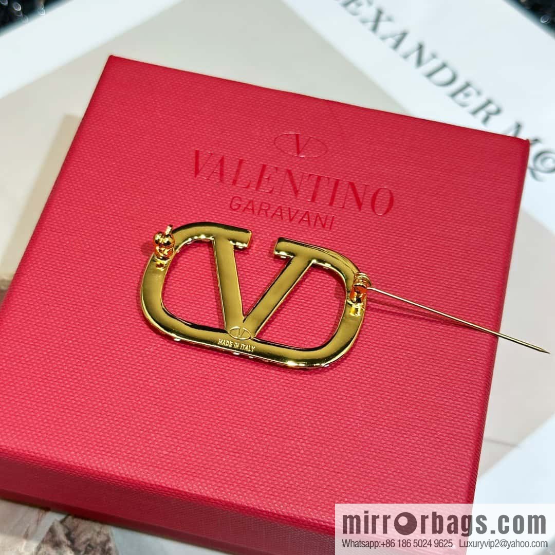 ❗️New ❗️ New ☑️ Valentino Gold Full Diamond Brooch