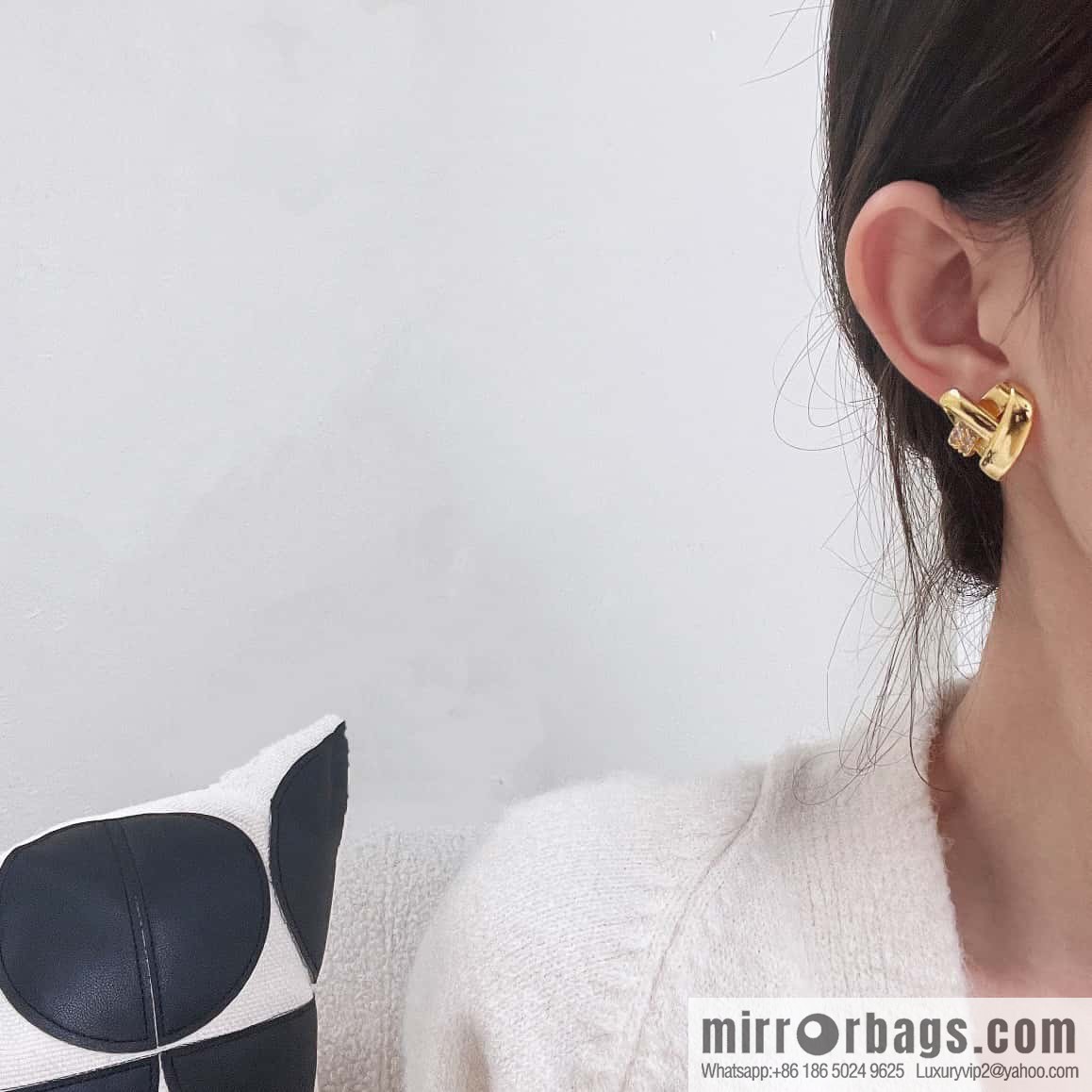 ☀️New ☑️ Celine heart love stud earrings ☀️