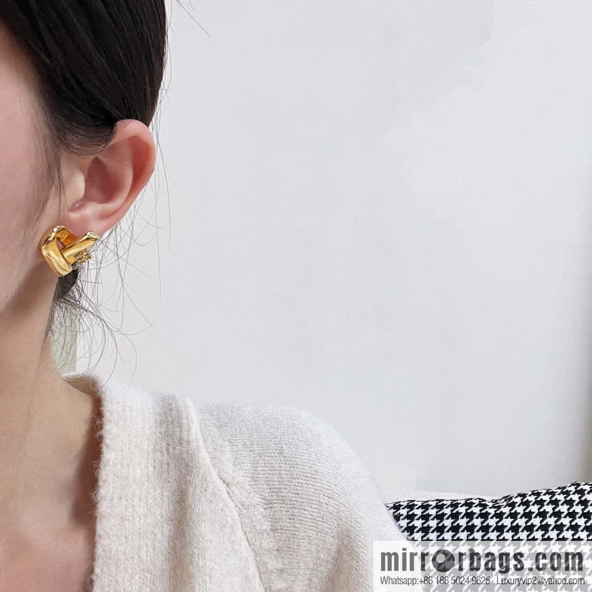 ☀️New ☑️ Celine heart love stud earrings ☀️